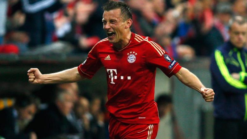 El jugador croata del Bayern de Munich Olic ha marcado también el segundo gol de su equipo en el minuto 36 de juego, dejando la eliminatoria muy clara para su equipo.