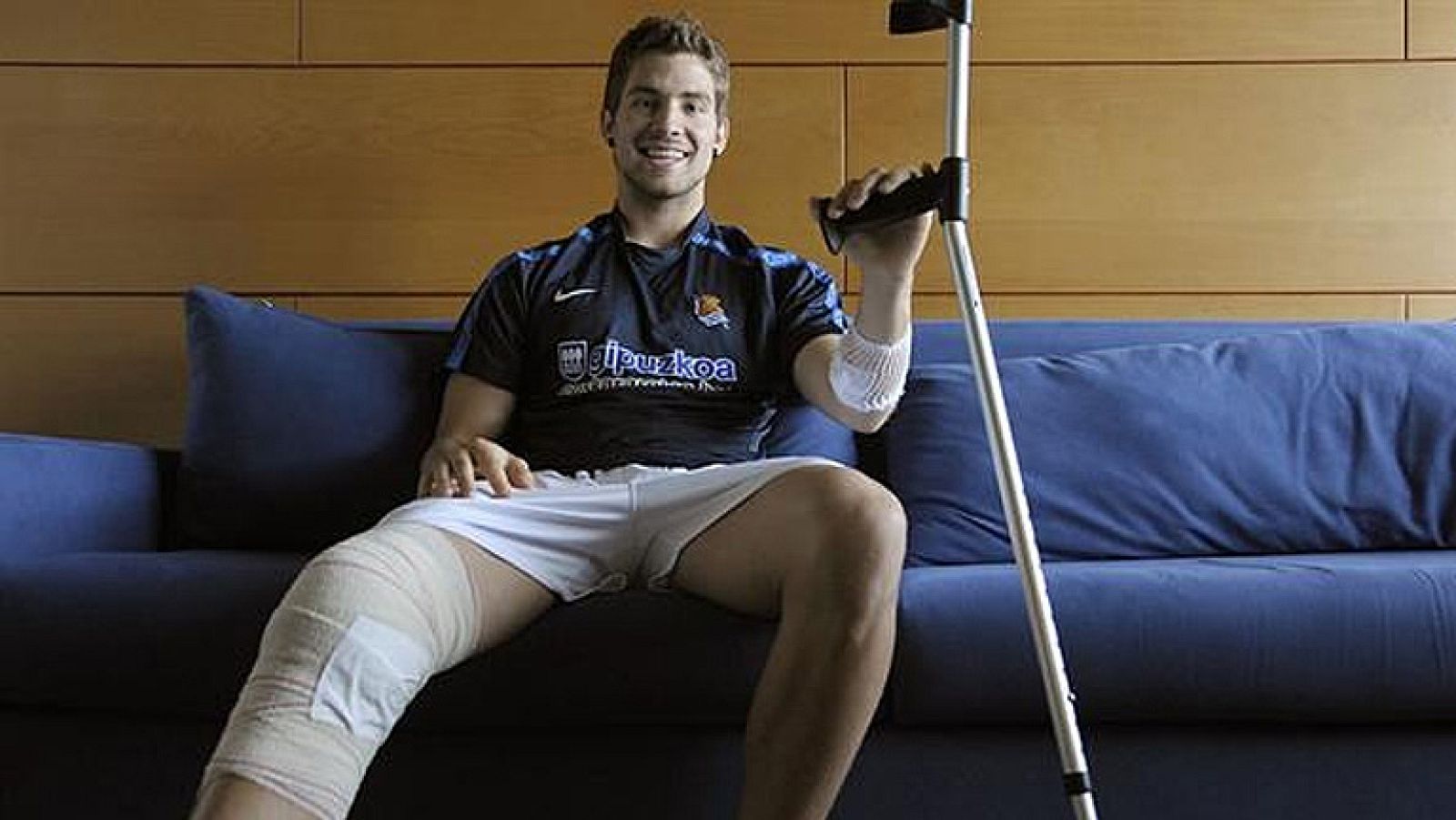 El defensa de la Real Sociedad Iñigo Martínez ha sido intervenido  este martes satisfactoriamente del dañado menisco interno de la  rodilla derecha, en una lesión que se produjo en la victoria sobre el  Rayo Vallecano (4-0) del pasado domingo en Anoe