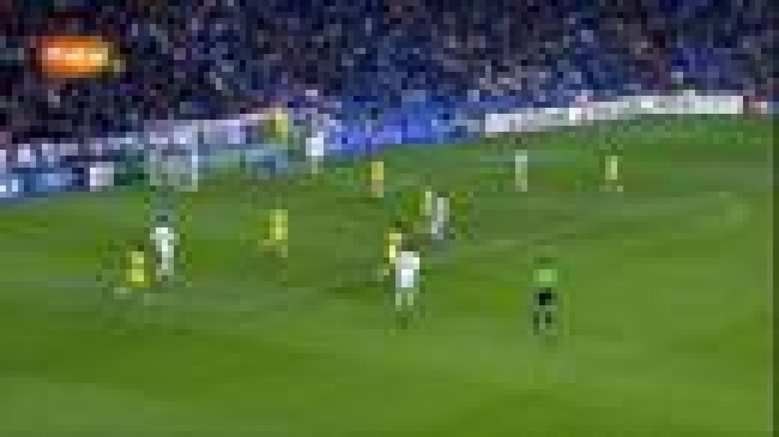 El centrocampista brasileño del Real Madrid Kaká ha marcado un golazo desde el pico del área para poner el 2-0 ante el Apoel de Nicosia.