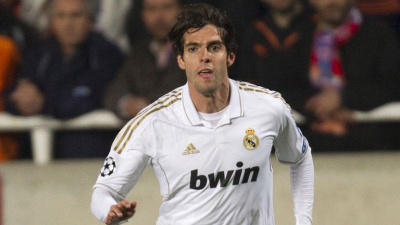 El centrocampista brasileño del Real Madrid Kaká ha marcado un golazo desde el pico del área para poner el 2-0 ante el Apoel de Nicosia.