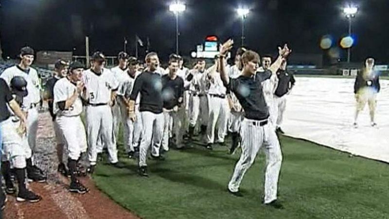 Los jugadores de dos equipos de béisbol en Estados Unidos han demostrado tener muy buen humor. Era un partido de la liga universitaria en Mississippi y la lluvia estaba retrasando mucho el encuentro...tanto, que para que los aficionados no se aburrie