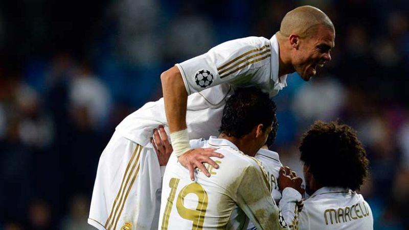 El argentino Ángel Di María ha marcado el quinto gol del partido al efectuar una preciosa vaselina sobre Urko Pardo que ha puesto la guinda a la goleada madridista en el Bernabéu.