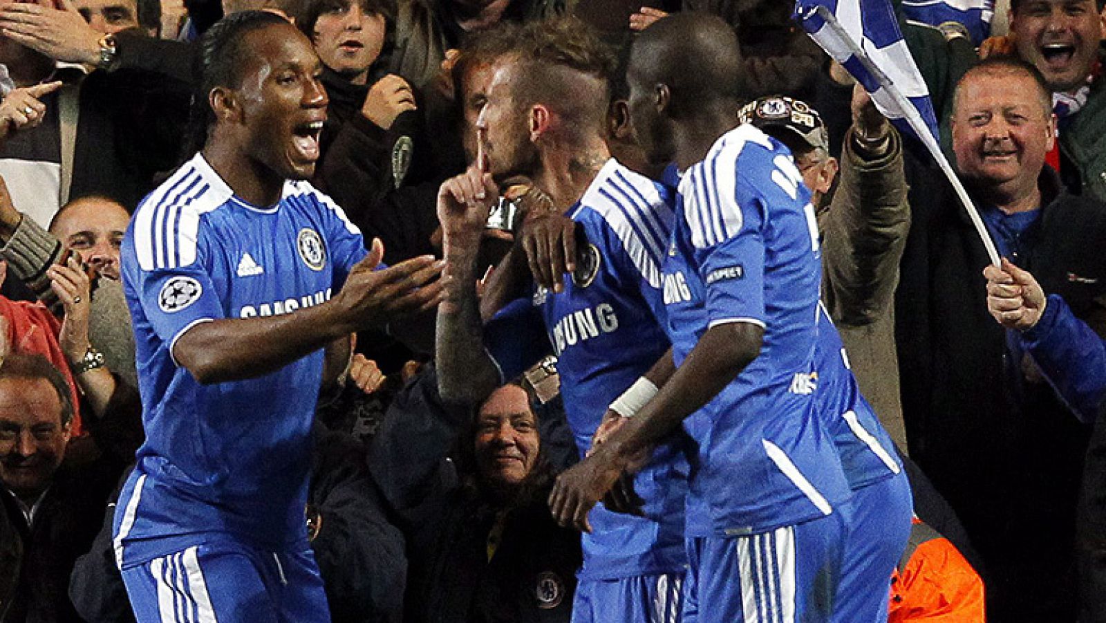 Un gol de penalti del inglés Frank Lampard en la primera parte y otro del portugués Raul Meireles en el descuento fueron suficientes para que el Chelsea superara al Benfica (2-1) y se plantara en unas semifinales de la Liga de Campeones, en las que s