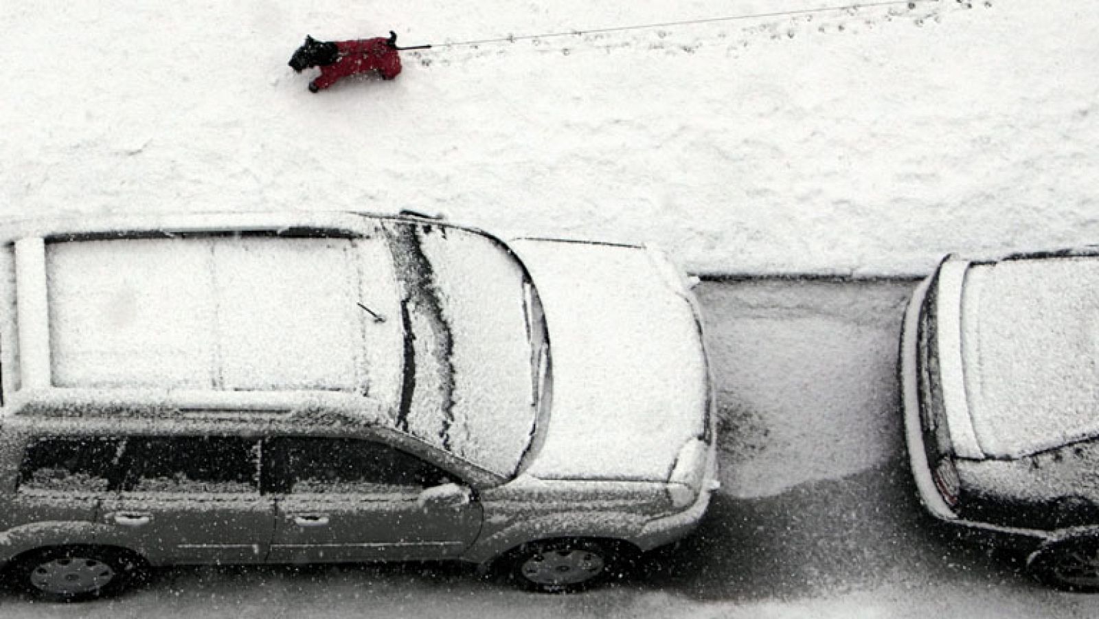 En Rusia, un temporal ha cubierto de nieve las c