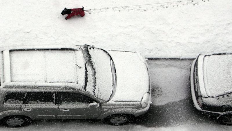 En Rusia, un temporal ha cubierto de nieve las c