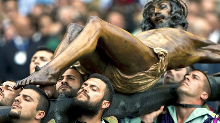 Telediario 1 - Las procesiones salen en Andalucia