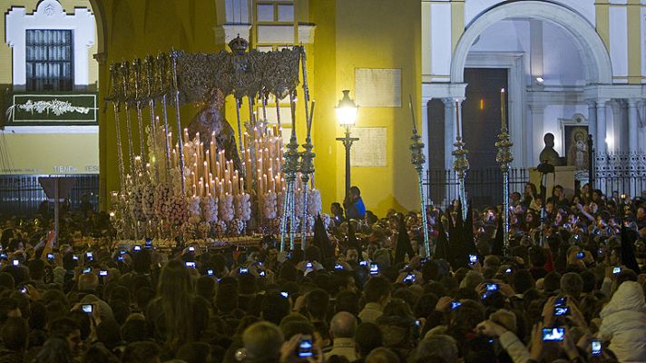 Informativo 24h - La Madrugá sevillana se desarrolla con normalidad pese al riesgo de lluvia