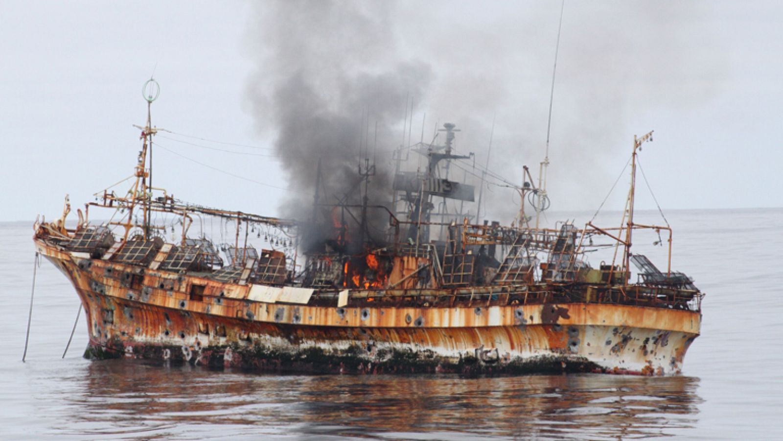 La Guardia Costera de EE.UU. anuncia el hundimiento del "barco fantasma" japonés