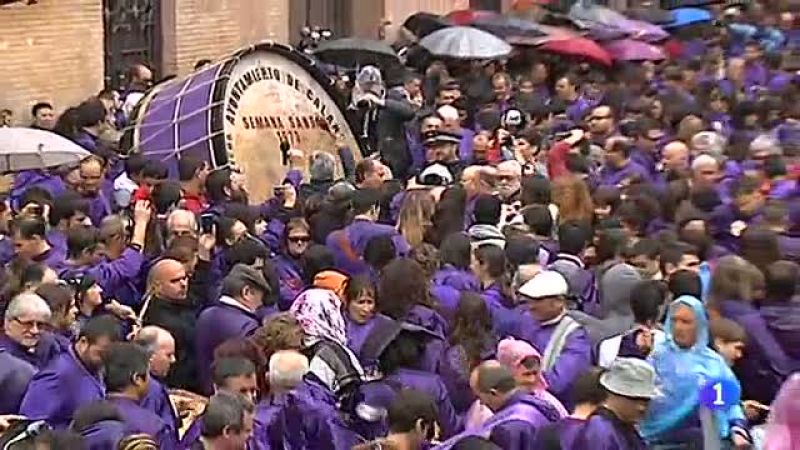 4.000 bombos y tambores rompían la hora en Calanda