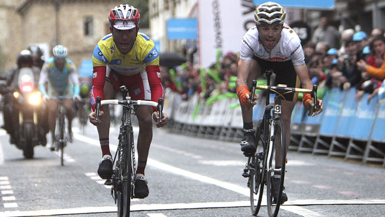 El corredor español Joaquín 'Purito' Rodríguez (Katusha) se ha impuesto a Samuel Sánchez (Euskaltel-Euskadi) en un sorpresivo mano a mano que se ha dado en la parte final de la quinta etapa de la 52 Vuelta al País Vasco, tras la cual el catalán manti