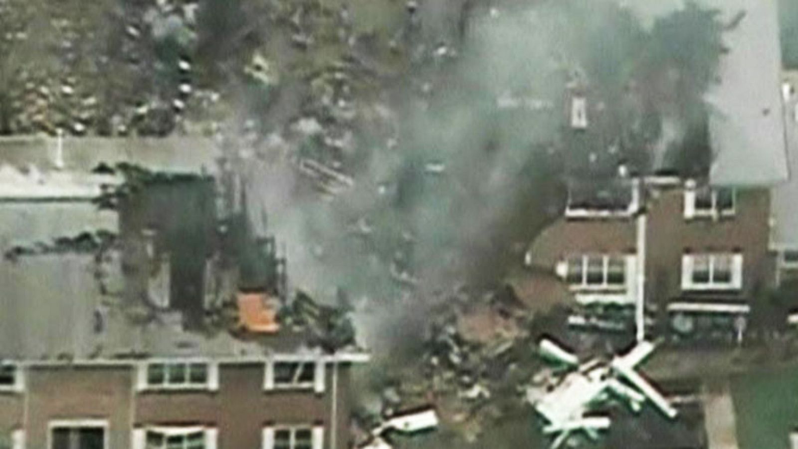 Un caza F-18 se estrella en un barrio residencial en Virginia