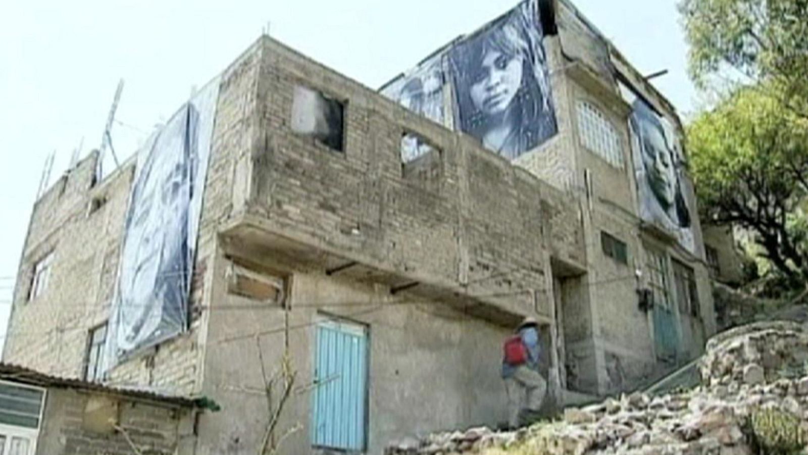 En México, un grupo de artistas denuncia la violencia a través de fotografías colgantes