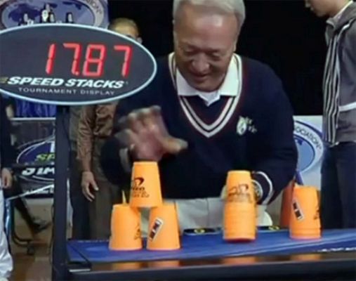 On Off - On Off: Camino del mundial de apilar vasos