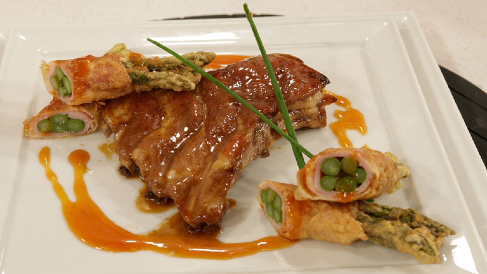 Saber cocinar - Costillar de cerdo con crujientes de espárragos y salsa agridulce (09/04/2012)