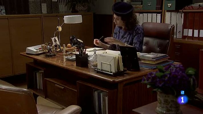 Amar en tiempos revueltos - Rocío recibe un anónimo amenazador