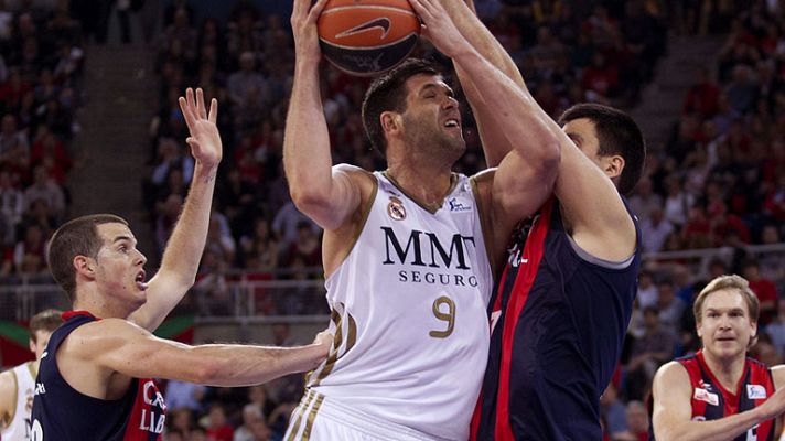Baloncesto en RTVE - Victoria ajustada del Caja Laboral ante el Real Madrid