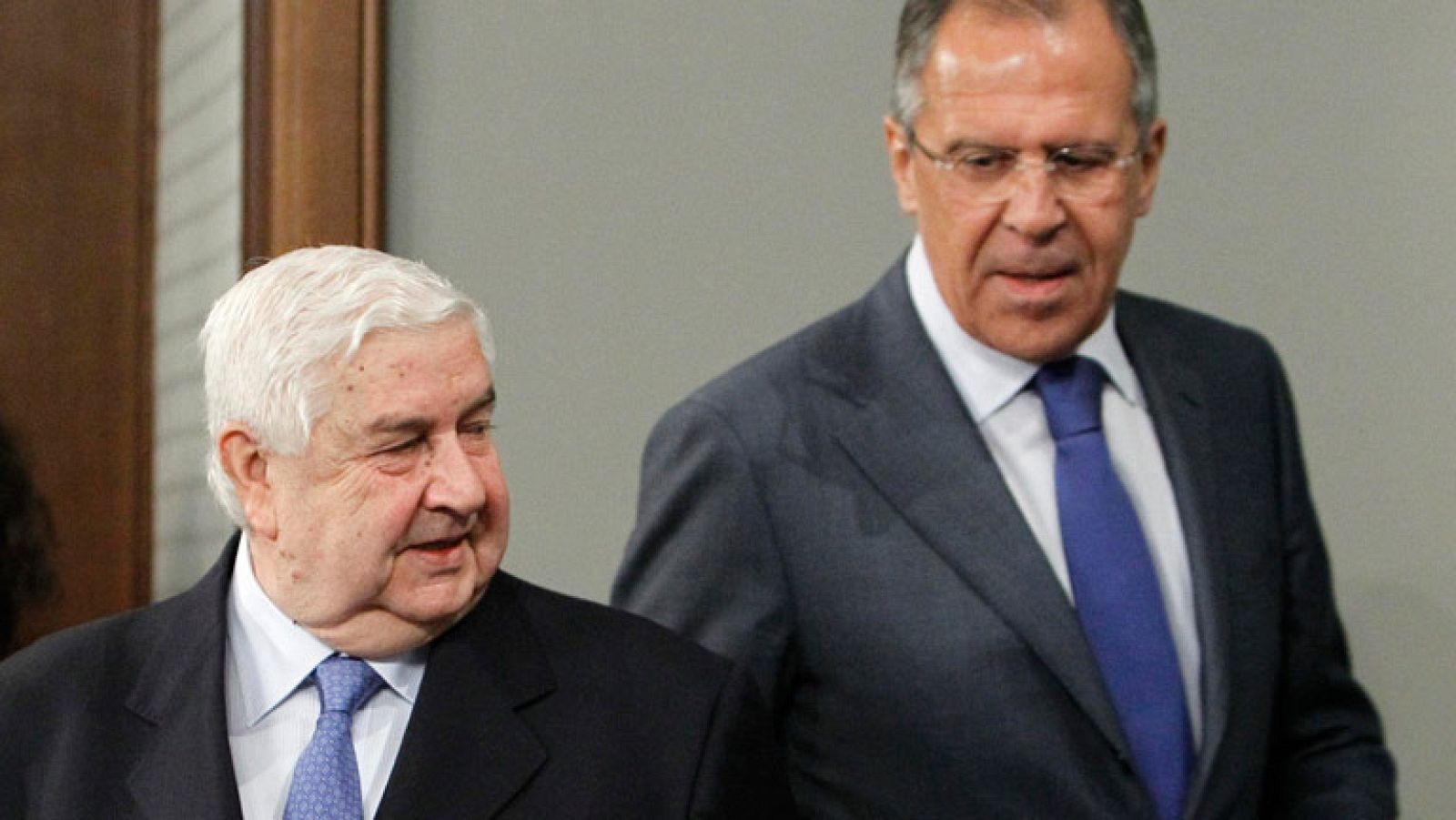 Siria asegura que ha comenzado a retirar al Ejército mientras la oposición lo niega