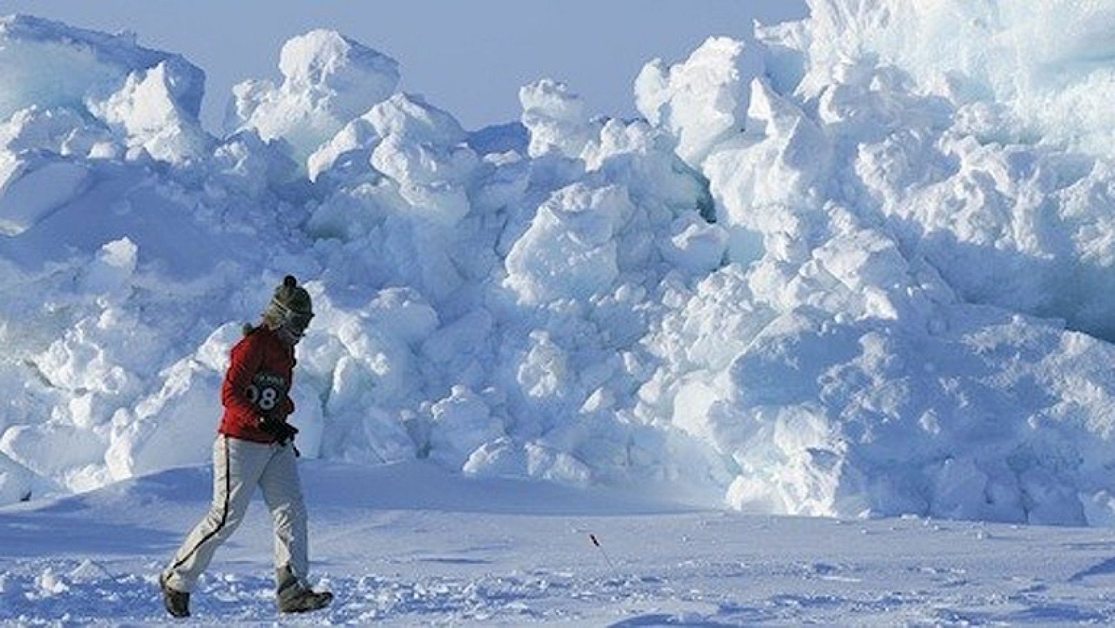 El corredor segoviano Luis Alonso Marcos ha conseguido la medalla de plata en el Maratón del Polo Norte. Tras volar a la Base Polar Barneo, en plena banquisa polar, la gélida competición transcurrió a 30 grados bajo cero sobre hielo flotante a la der