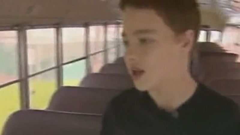 Un niño controla un autobús después de que el conductor sufriera un infarto - La tarde en 24h | Ver