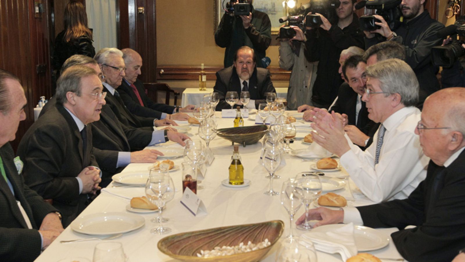 Cordialidad en la comida de presidentes previa al derbi