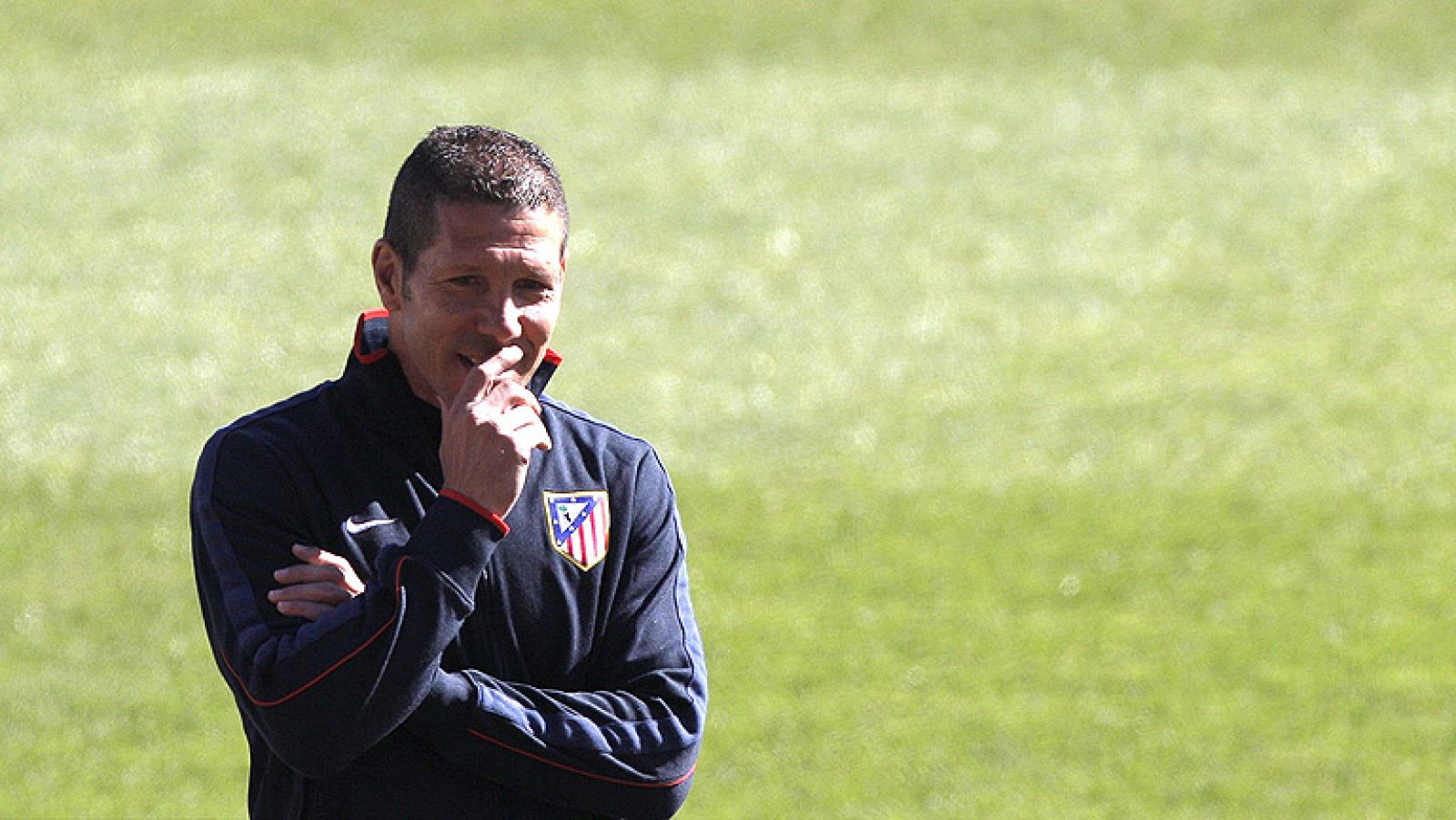 El colombiano Radamel Falcao y Adrián López, delanteros del Atlético de Madrid, han entrado en la lista de convocados del argentino Diego Pablo Simeone para el derbi de mañana contra el Real Madrid en el Vicente Calderón, aunque ambos están pendiente