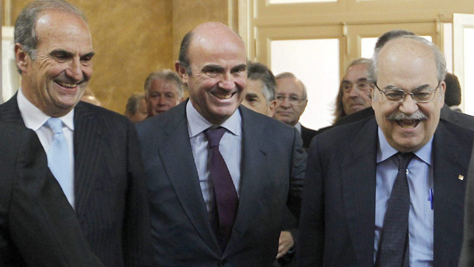 De Guindos dice a los empresarios que el Gobierno hace las reformas por convicción