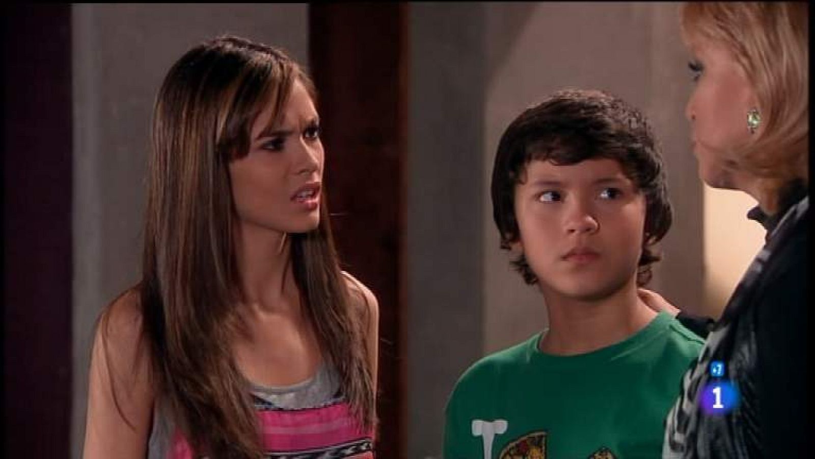 La casa de al lado - Capítulo 108 - Pilar conoce la existencia de Raquel, su hermana gemela, que la secuestra para vengarse por haber llevado una vida distinta a la suya - Ver ahora