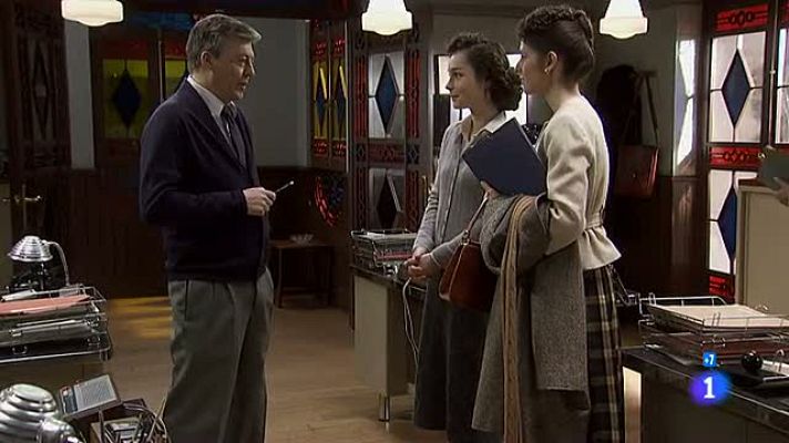 Amar en tiempos revueltos - Aurelia, la nueva mecanógrafa