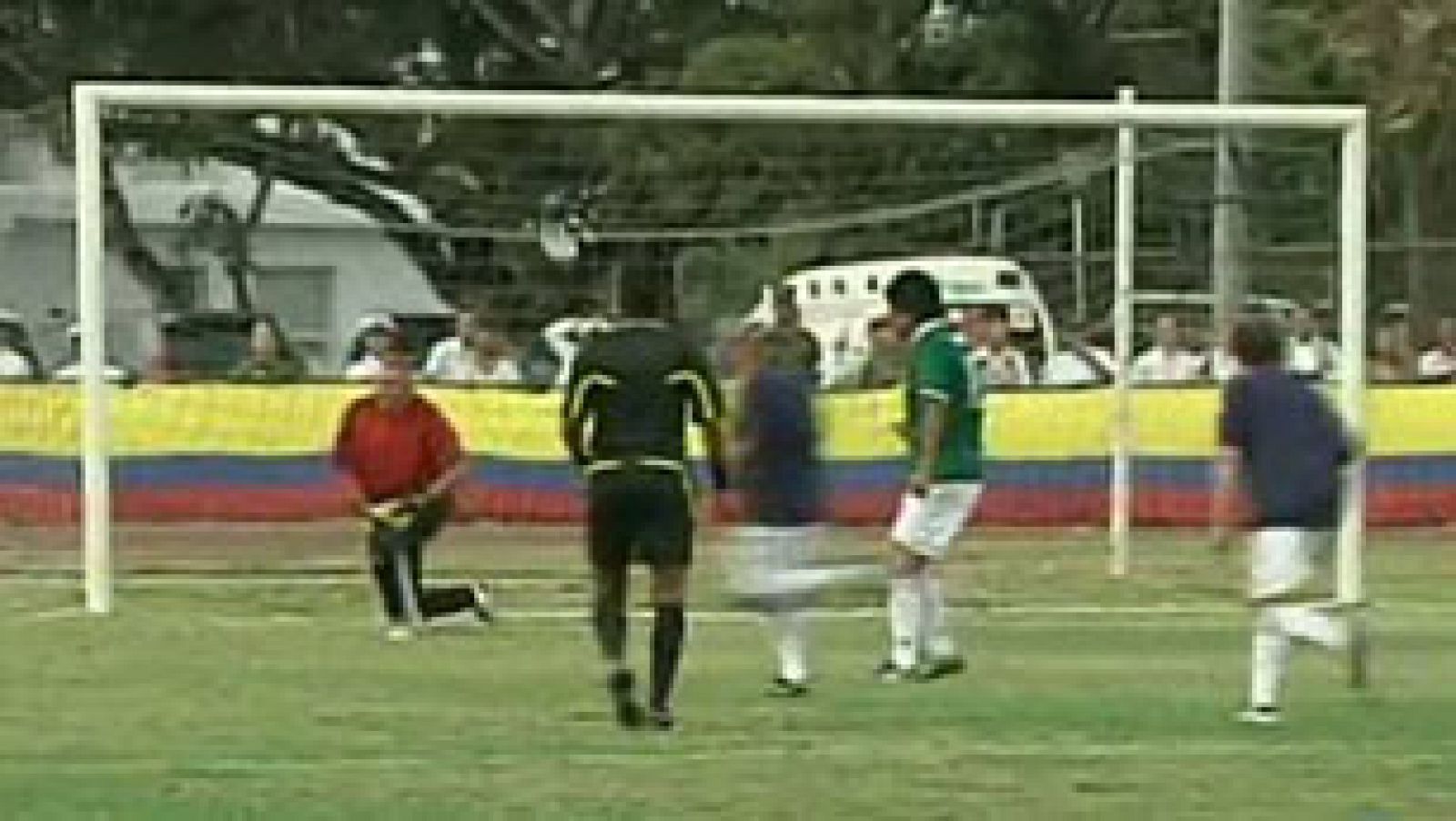 Los presidentes juegan al fútbol en la cumbre de las Américas