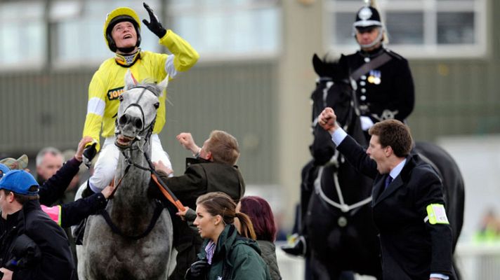  - El caballo francés Neptune Collonges gana el 165 Grand National