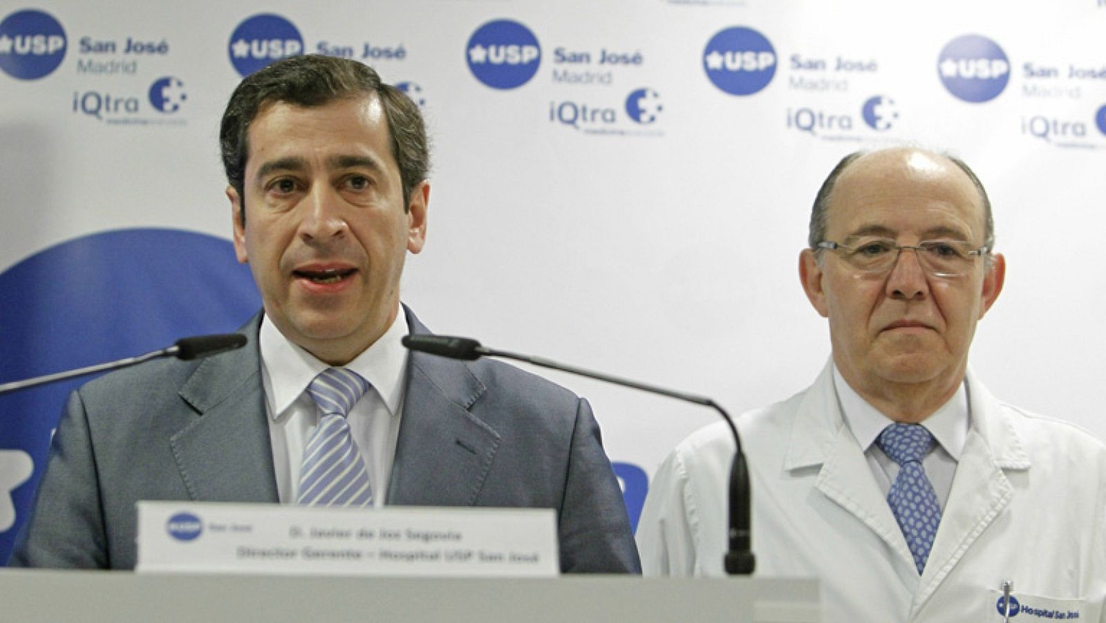 Don Juan Carlos ya camina con muletas