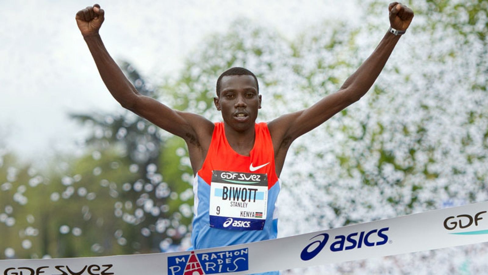 El keniano Stanley Biwott bate el récord del maratón de París | Ver