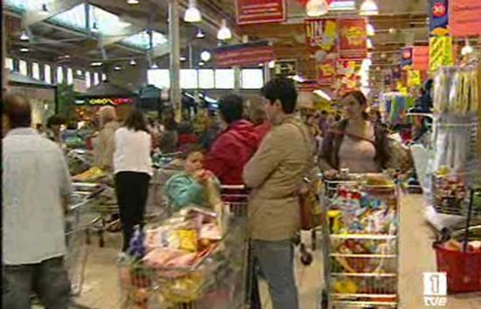 La normalidad ha sido la tónica general en los mercados centrales de abastecimiento, las grandes superficies y mercados minoristas, aunque todo el sector ha reconocido que se ha hecho acopio de genero durante la semana pasada.