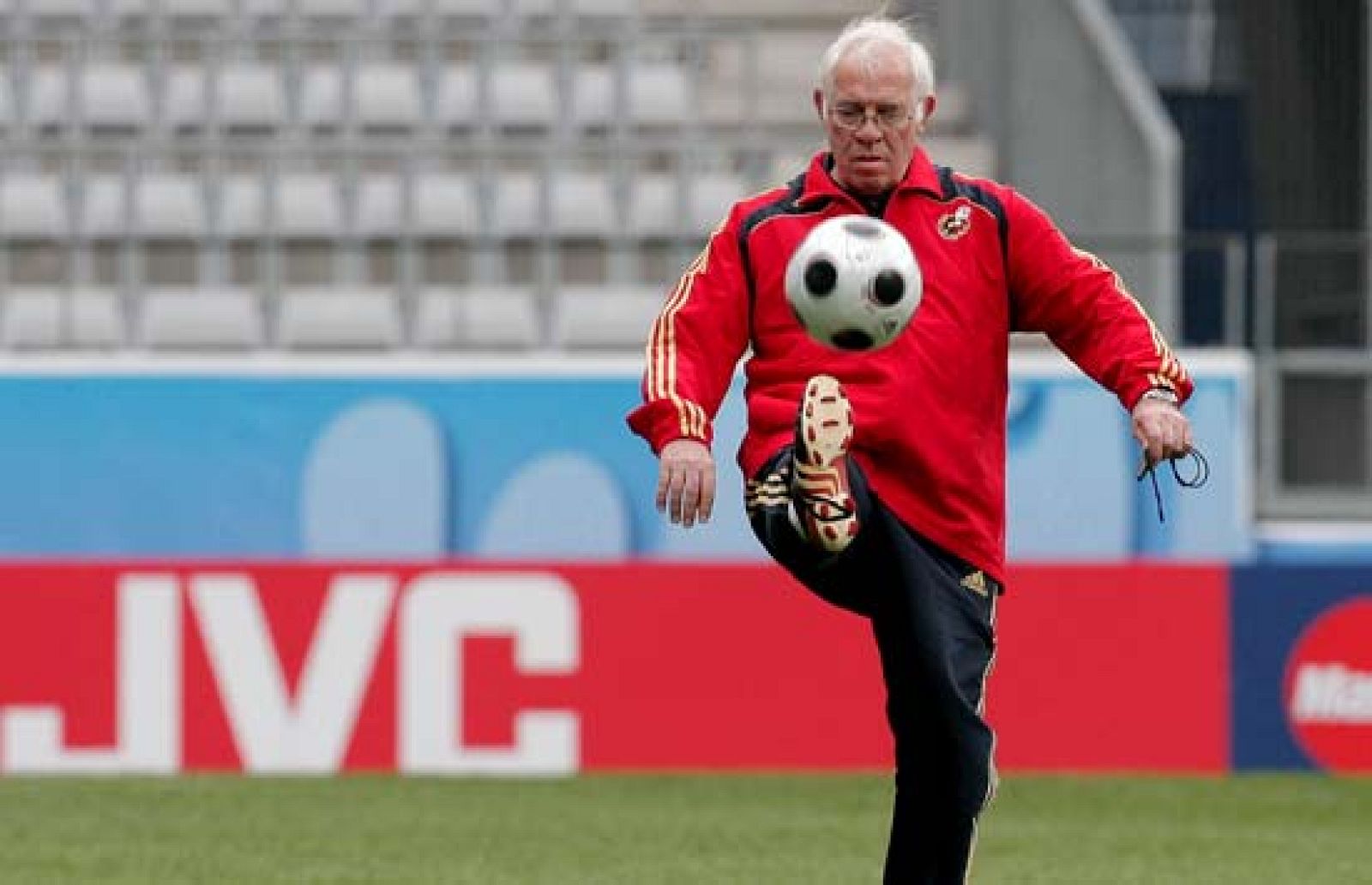 Luis Aragonés afronta con confianza y sin miedo el debut de España frente a Rusia en la Eurocopa.