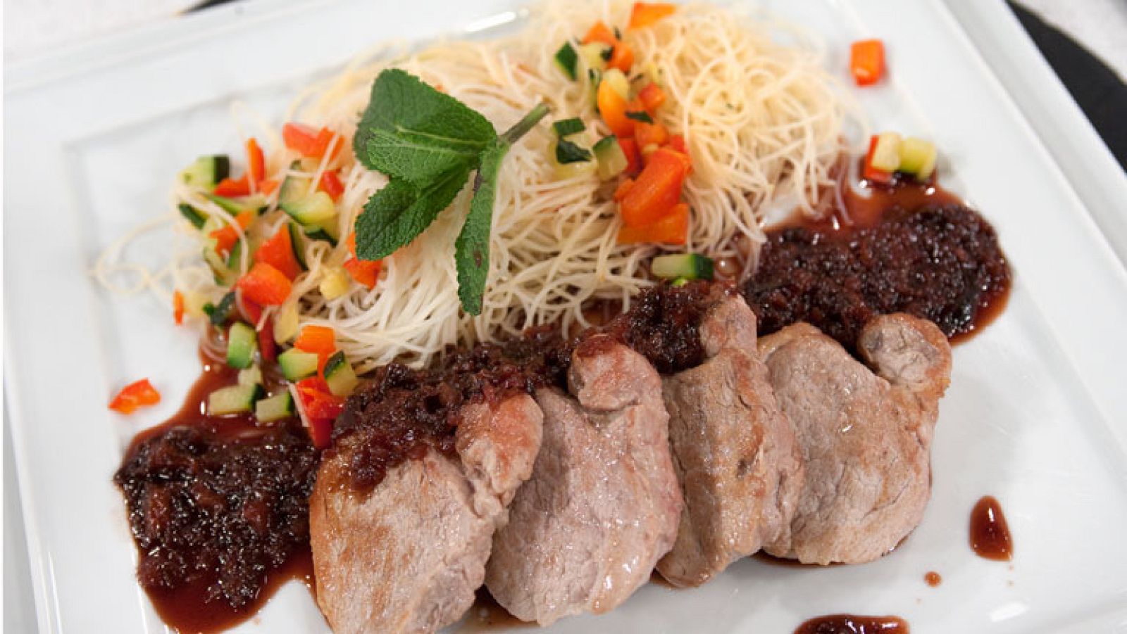 Solomillo de cerdo con fideos de arroz salteados