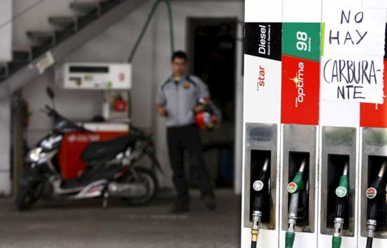 Los primeros efectos del paro se han dejado sentir en la distribución de carburantes. Más del 40% de las gasolineras de Cataluña y el 15% de las de Madrid se han quedado ya sin combustible (09/06/08).