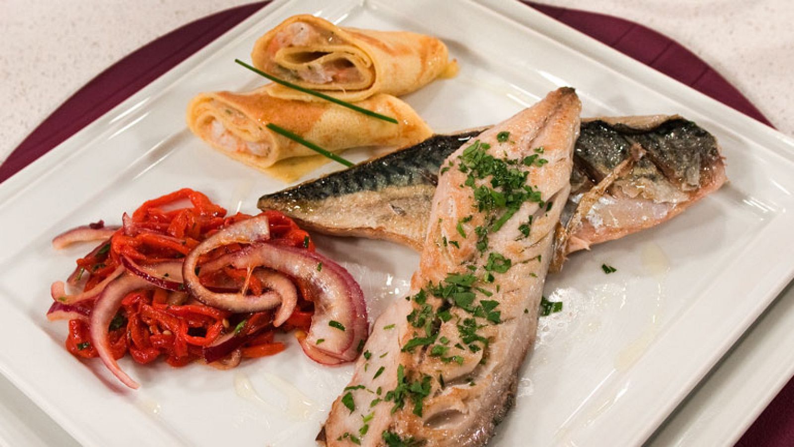 Caballa asada con crepes de gambas