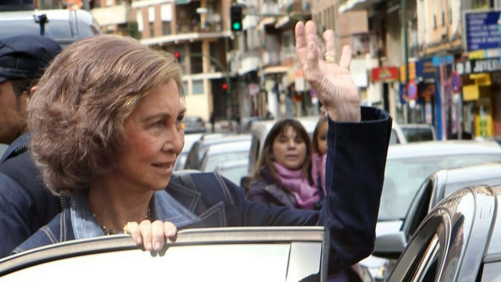 La reina visita por segundo día al rey, a quien encuentra "muy animado"