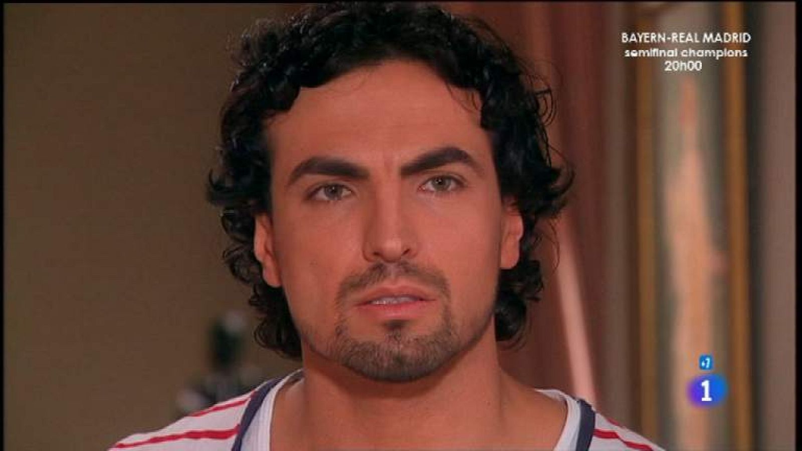 La casa de al lado - Capítulo 111 - Raquel se presenta ante Adolfo como la autora de los libros de Anderson Chuncler y lo lleva a su antigua casa en donde tiene encerrada a Pilar - Ver ahora