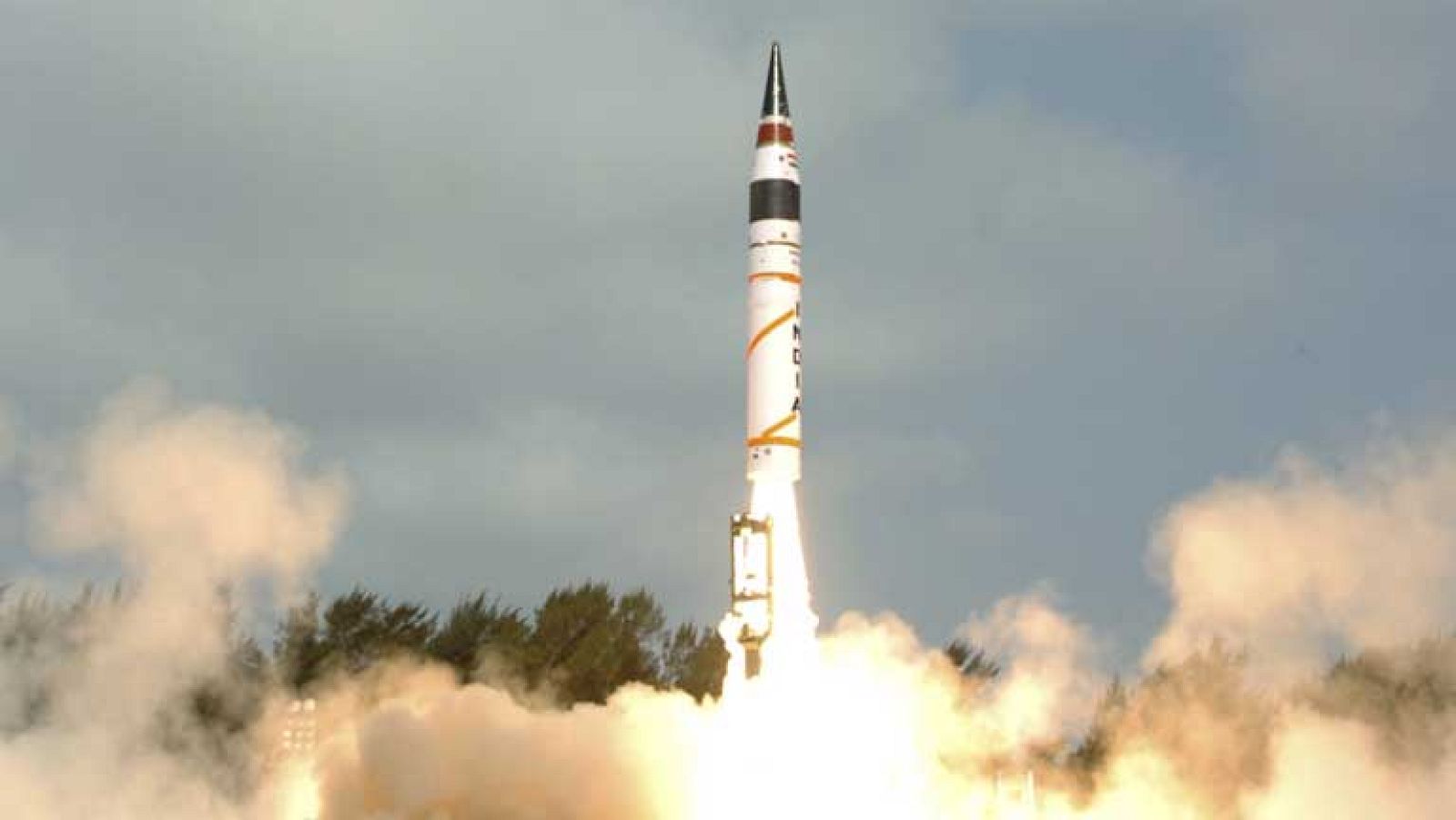India lanza su primer misil de largo alcance