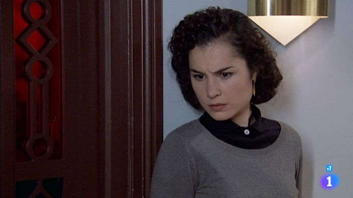 Amar en tiempos revueltos - Asun descubre algo sobre Rocío