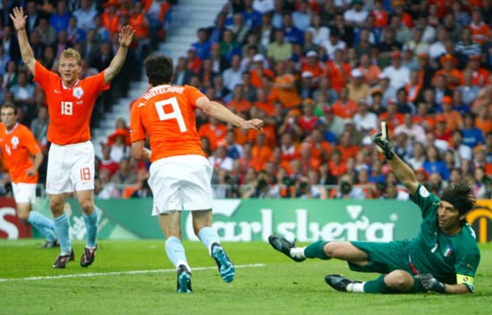 Holanda arrolló a la campeona del mundo con un juego vibrante que trituró a los italianos al contraataque. Van Nistelrooy, Sneijder y Gio marcaron los tres goles del partido más entretenido de lo que va de Eurocopa.