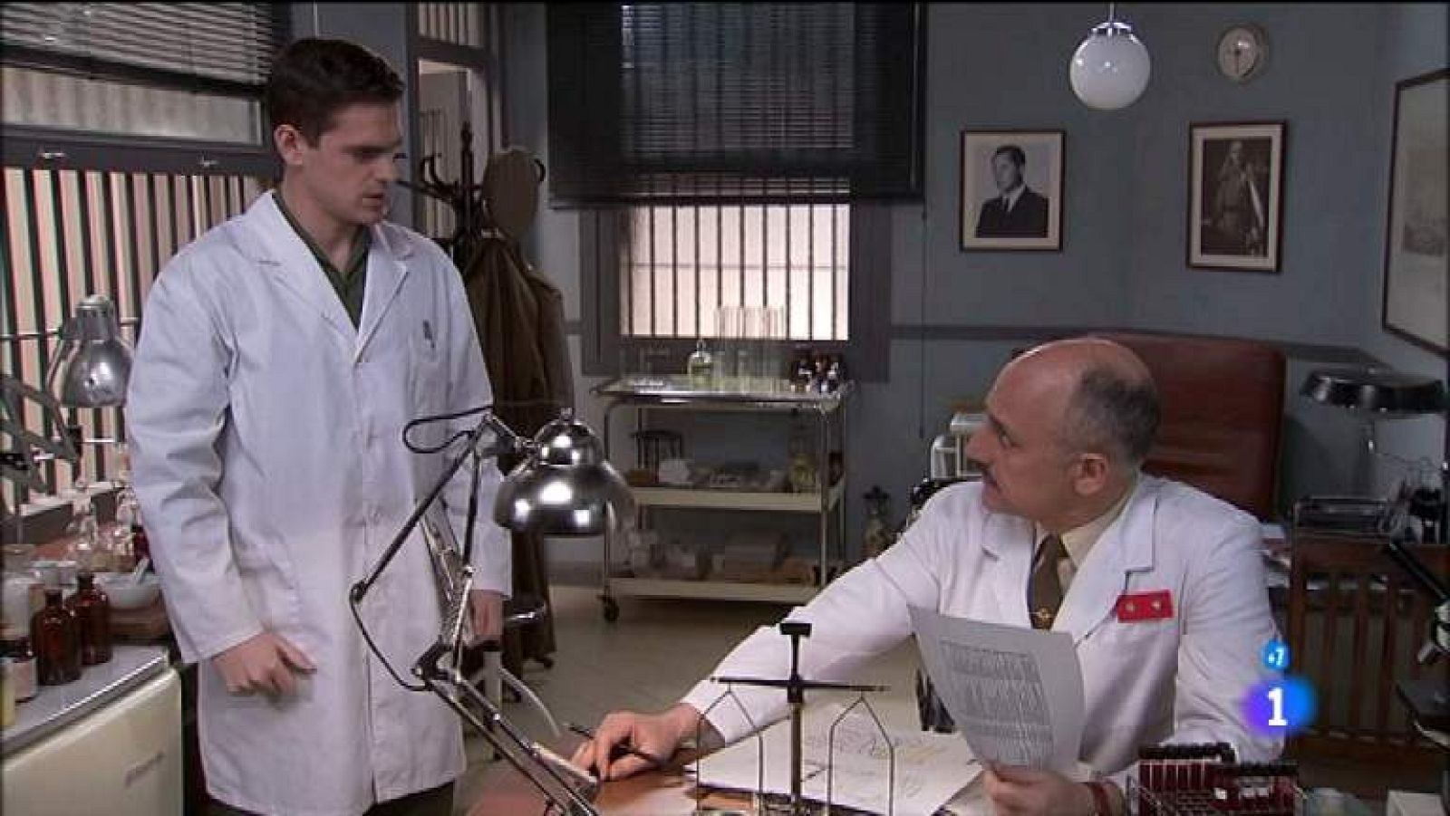 Amar en tiempos revueltos - T7 - Capítulo 158 - Alberto quiere mediar para librar a Miguel de las pruebas médicas - Ver ahora