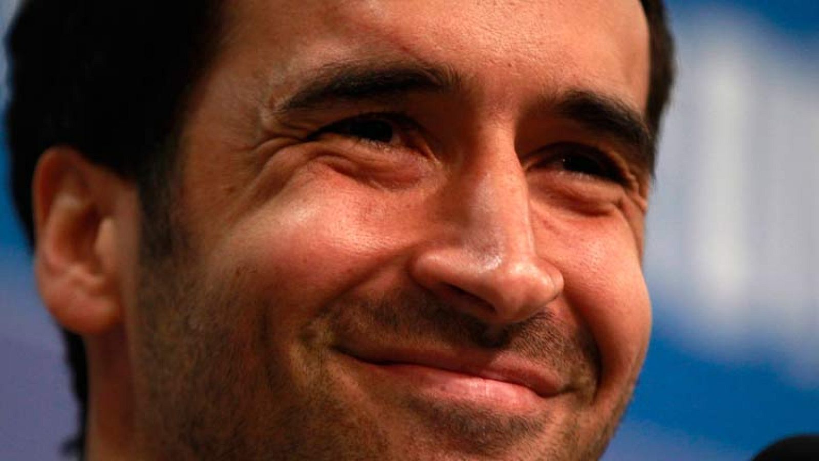 Raúl ha aunciado que deja el fútbol alemán.. Parece que se irá a jugar a Qatar. El Schalke ha anunciado que, como premio a su profesionalidad, retirará el numero 7 y le hará un partido homenaje en 2013.