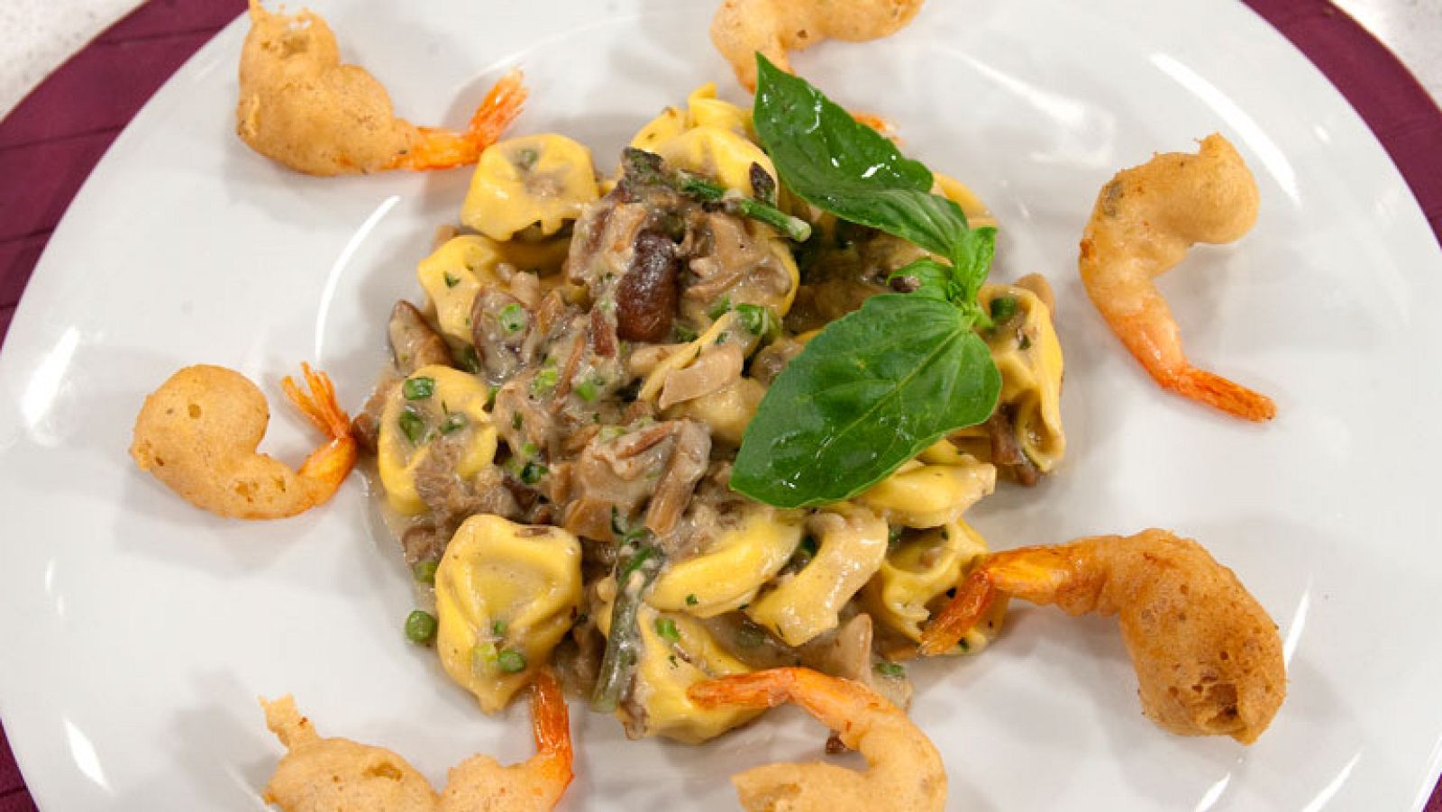 Tortellini en salsa de setas, albahaca y trigueros