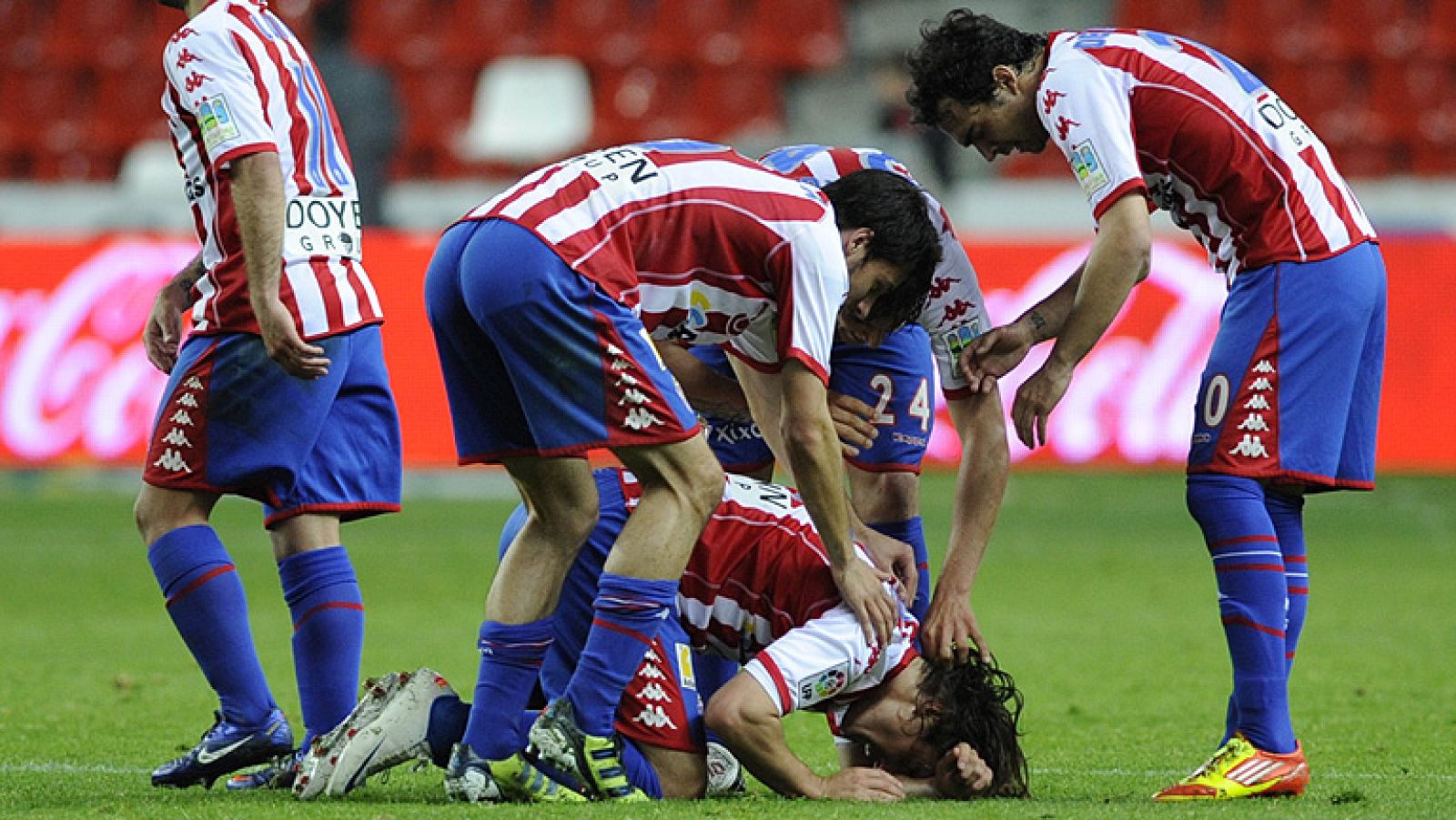 Además del clásico, este sábado se juegan otros tres encuentros. El Sporting-Rayo que significa una nueva final para los asturianos en su intento de librarse del descenso; lo mismo que en el Mallorca-Zaragoza con los maños también con el agua al cuel