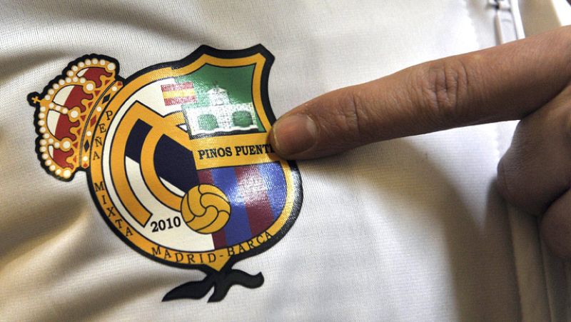 La máxima rivalidad hecha amistad, con ese objetivo ha nacido la peña mixta Madrid-Barça de Pintos Puente, en Granada, en la que seguidores de ambos equipos se han unido en una peña sin precedentes.