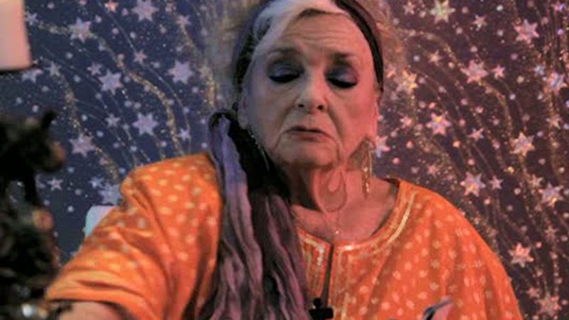 Dirigido por Irene Navares. Sinopsis: La pitonisa de un programa de televisión recibe una extraña llamada.