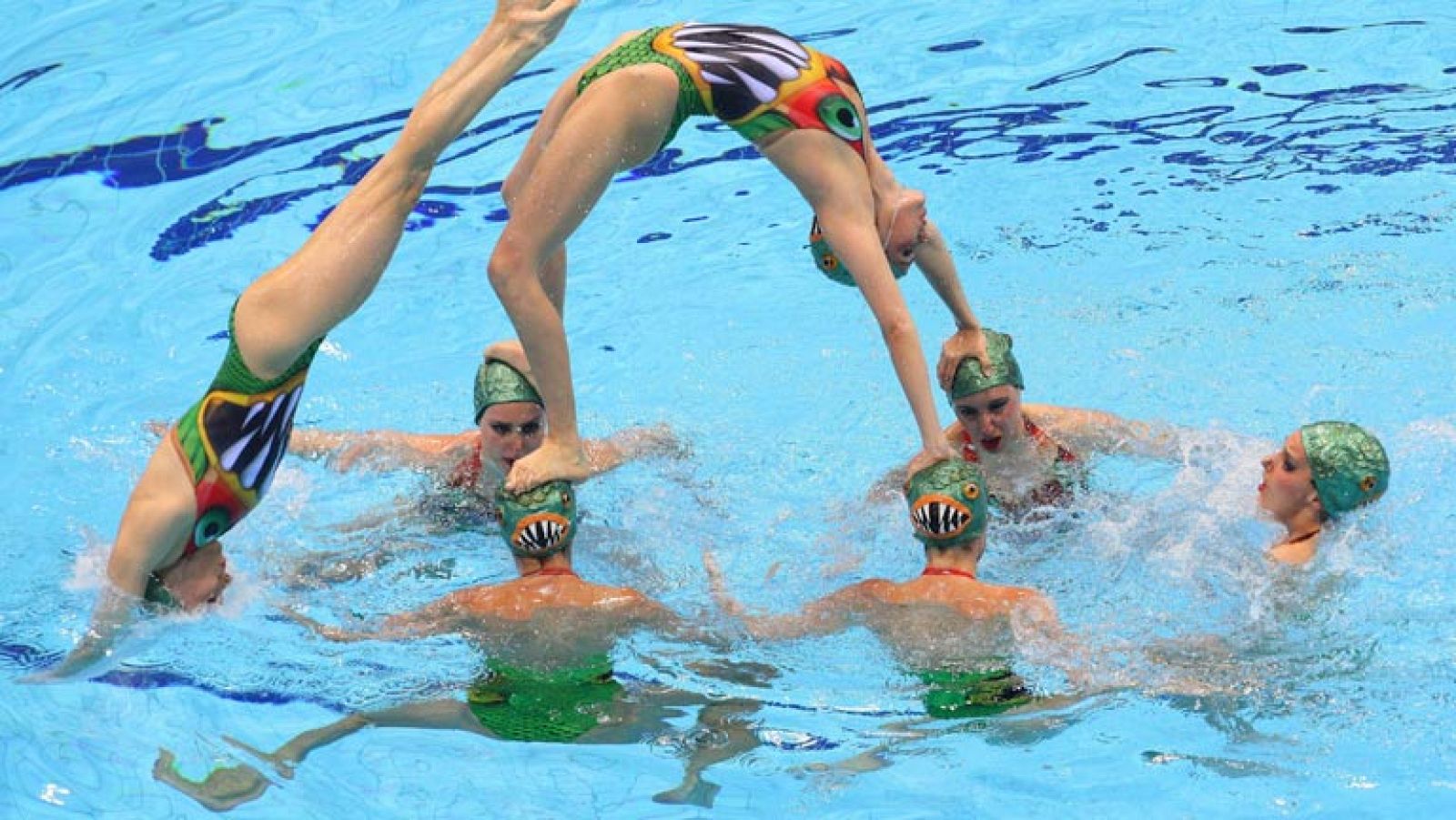 En sincronizada, España competirá en las dos modalidades olímpicas: dúo y por equipos. Hoy ha logrado uno de los tres billetes disponibles en el preolímpico de Londres. Buen trabajo de las sirenas de Ana Tarrés.