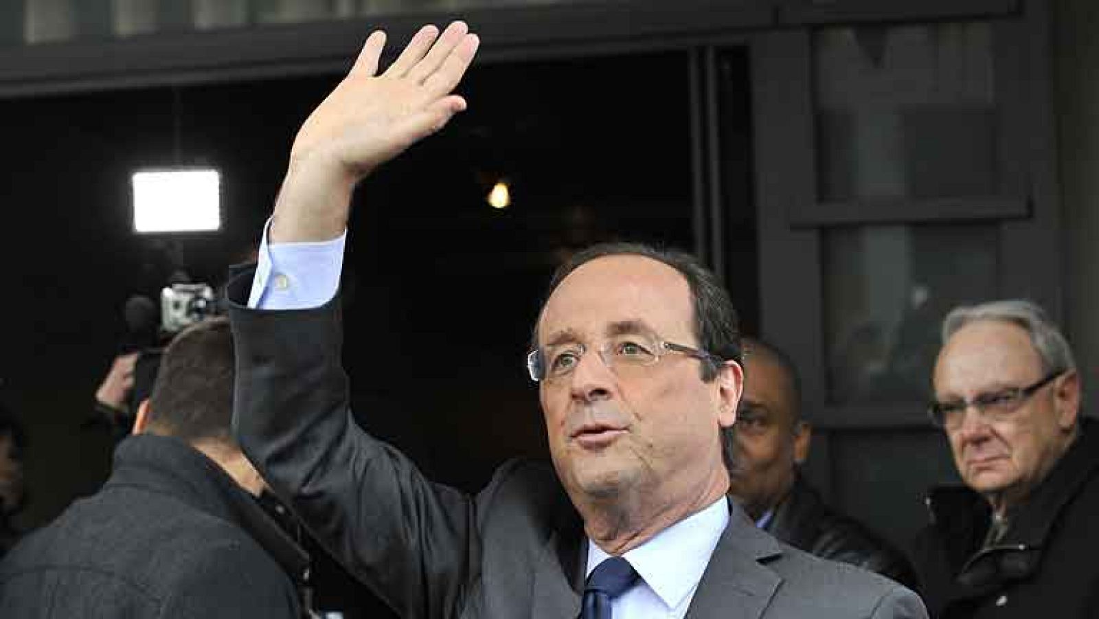 El socialista François Hollande ganó hoy la primera ronda de las elecciones presidenciales francesas y disputará la jefatura del Estado al presidente saliente, Nicolas Sarkozy, el 6 de mayo